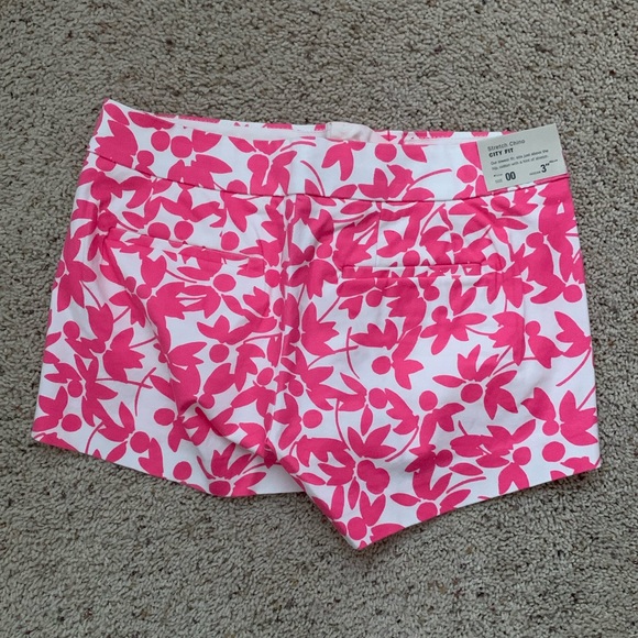 NWT J CREW PINK FLORAL CHINO SHORTS 3” INSEAM SIZE 00 - Picture 2 of 4